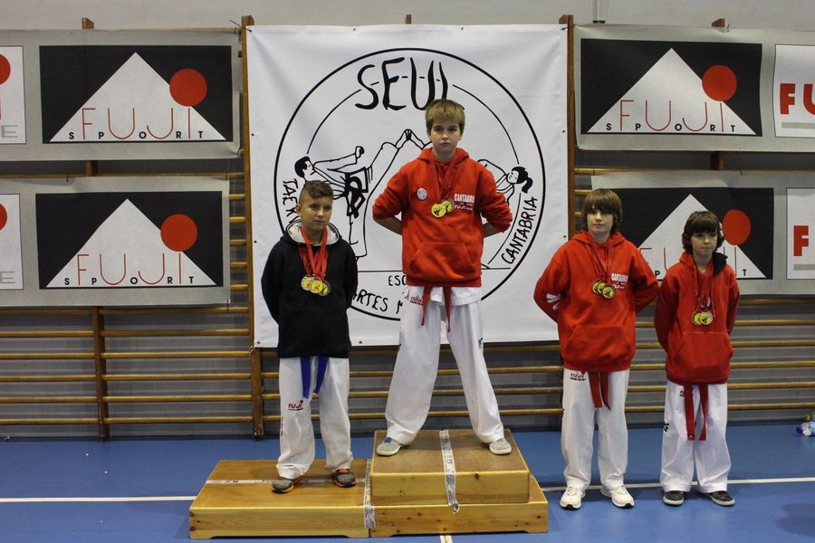 22-11-14 Entrega Medallas May (36).jpg